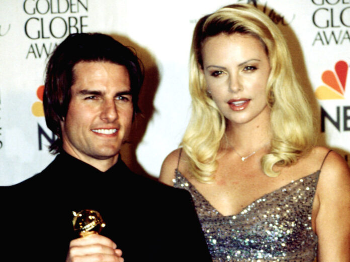 Tom Cruise mit seinem Golden Globe Award und Kollegin Charlize Theron bei der Preisverleihung im Januar 2000.