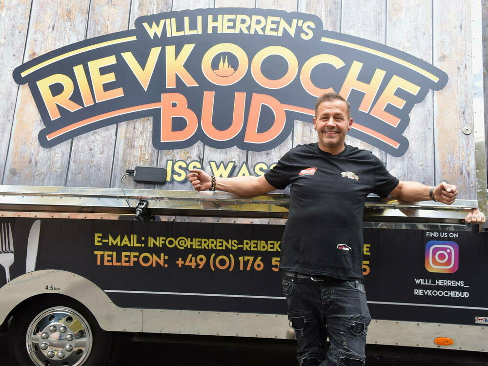 Willi Herren bei der Eröffnung seines Food Trucks Mitte April.