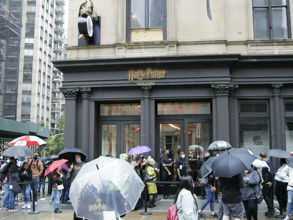 Viele Fans wollten am Donnerstag einen ersten Blick in den neuen "Harry Potter"-Laden werfen.