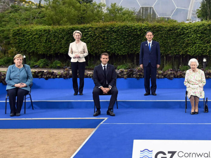 Die G7-Staatschefs beim Treffen mit Queen Elizabeth II.