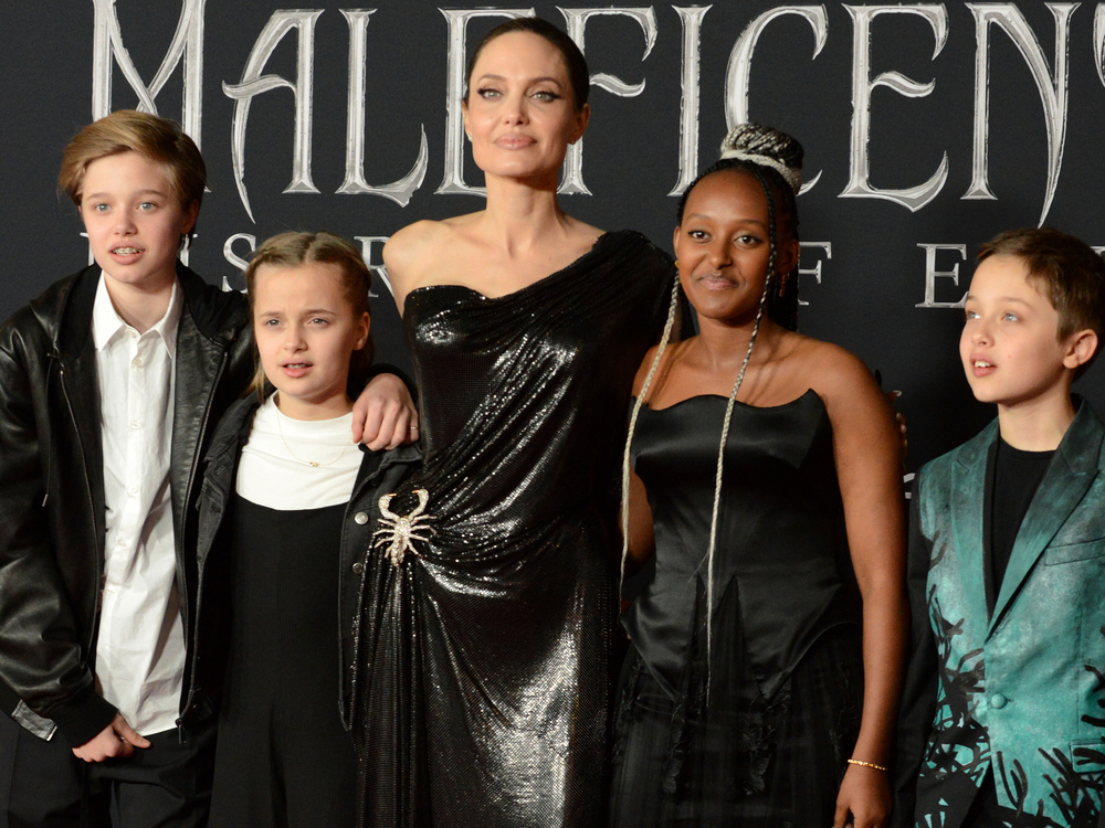 Angelina Jolie mit vier ihrer sechs Kinder bei einem gemeinsamen Auftritt.