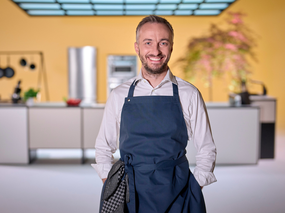 Jan Böhmermann in der Küche von seiner neuen Show "Böhmi brutzelt".