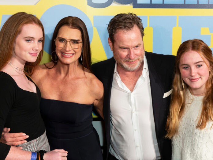Schauspielerin Brooke Shields und Ehemann Chris Henchy und ihre Töchter Rowan (r.) und Grier auf dem roten Teppich.