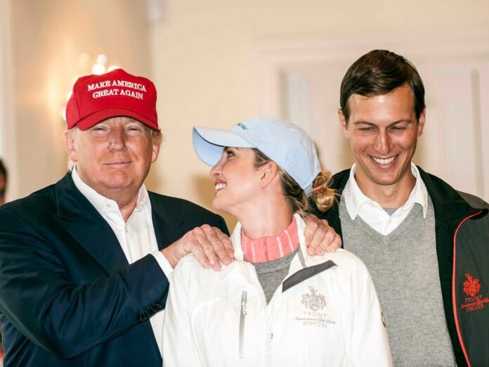 Donald Trump mit Tochter Ivanka und deren Ehemann Jared Kushner (re.) im Jahr 2015
