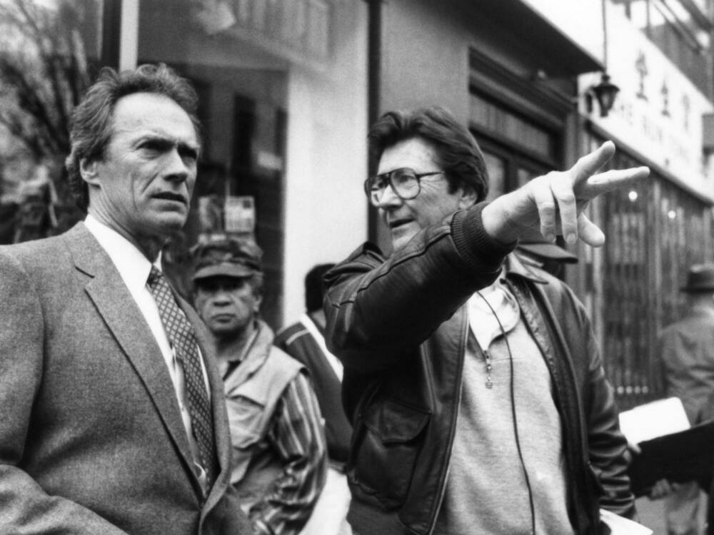 US-Stuntman Wayne "Buddy" Van Horn (r.) und US-Star Clint Eastwood an einem Filmset im Jahr 1988.