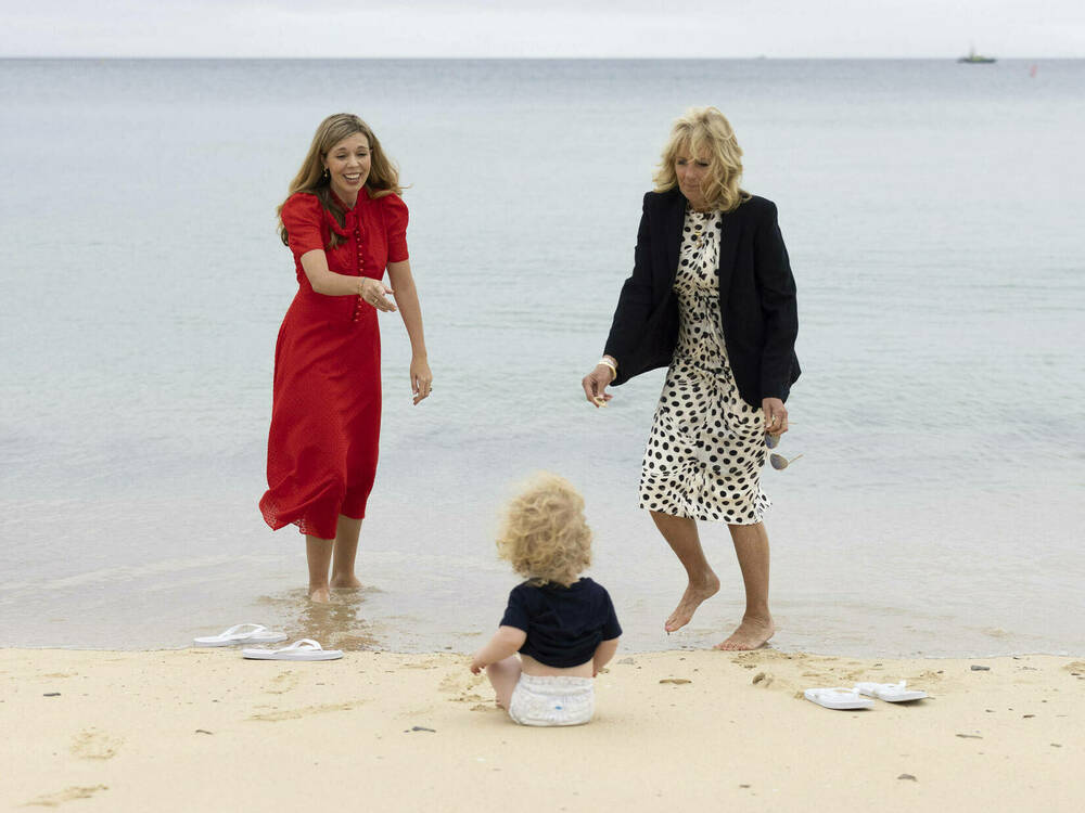 Carrie Johnson (l.) mit ihrem Sohn Wilfred und Jill Biden am südenglischen Strand.