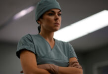 Serinda Swan als Dr. Jenny Cooper in "Coroner - Fachgebiet Mord".