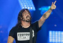 Sänger Dave Grohl freut sich mit den Foo Fighters über ein volles Haus.