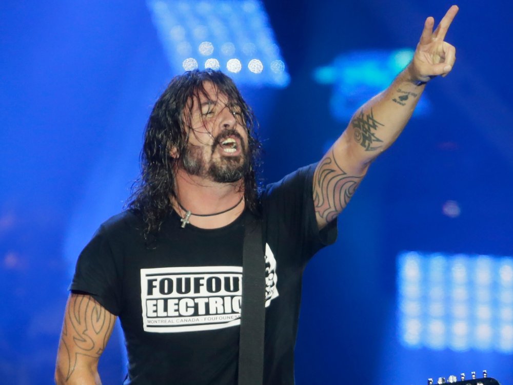 Sänger Dave Grohl freut sich mit den Foo Fighters über ein volles Haus.