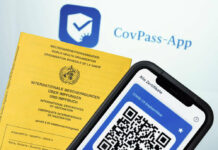 Die CovPass-App ergänzt das gelbe Impfheft.