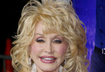 So sieht Dolly Parton auf dem roten Teppich aus - und wenn sie ins Bett geht.