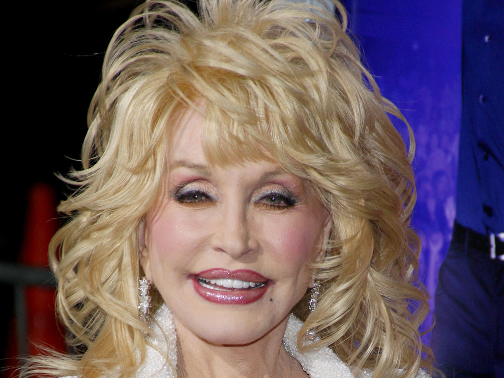 So sieht Dolly Parton auf dem roten Teppich aus - und wenn sie ins Bett geht.