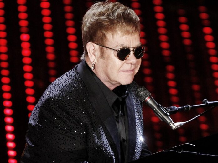 Elton John bei einem Konzert in Italien.
