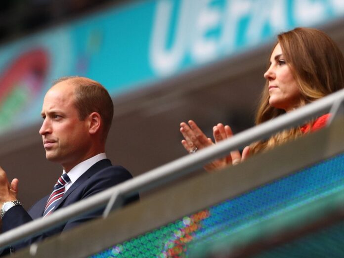 Prinz William und Herzogin Kate auf der Tribüne im Wembley-Stadion.