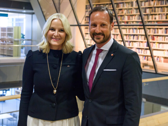 Mette-Marit und Kronprinz Haakon von Norwegen hatten bei einer Kajak-Tour sichtlich Spaß.