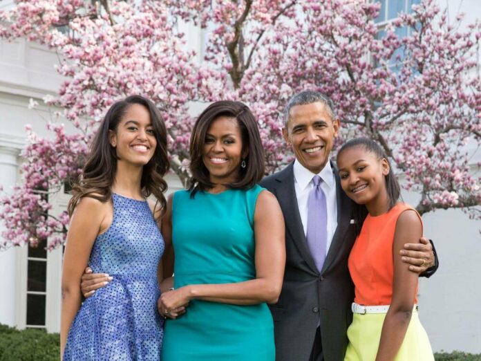 Michelle und Barack Obama mit ihren Töchtern im Garten des Weißen Hauses 2015.