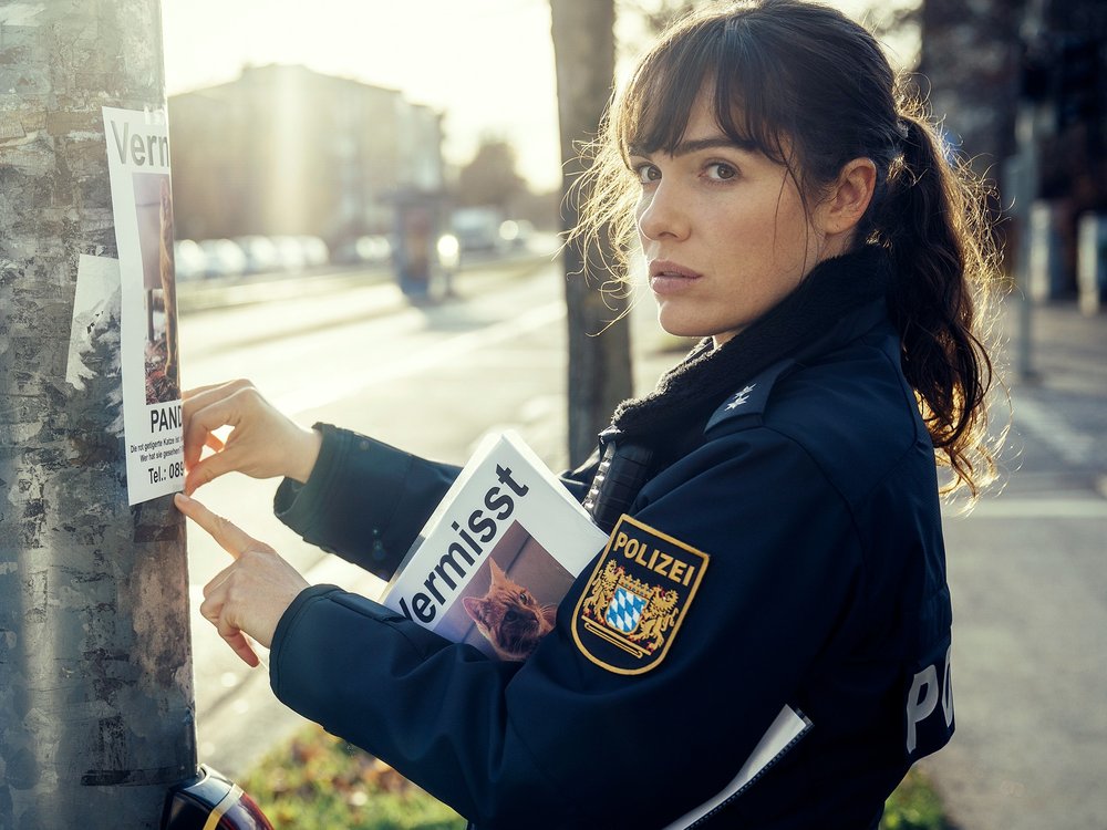 "Polizeiruf 110: Frau Schrödingers Katze": Polizistin Bessie (Verena Altenberger) hängt Katzensteckbriefe auf.