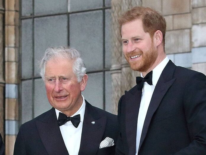 Prinz Charles (l.) wird seinen Sohn Prinz Harry im Juli nicht treffen.