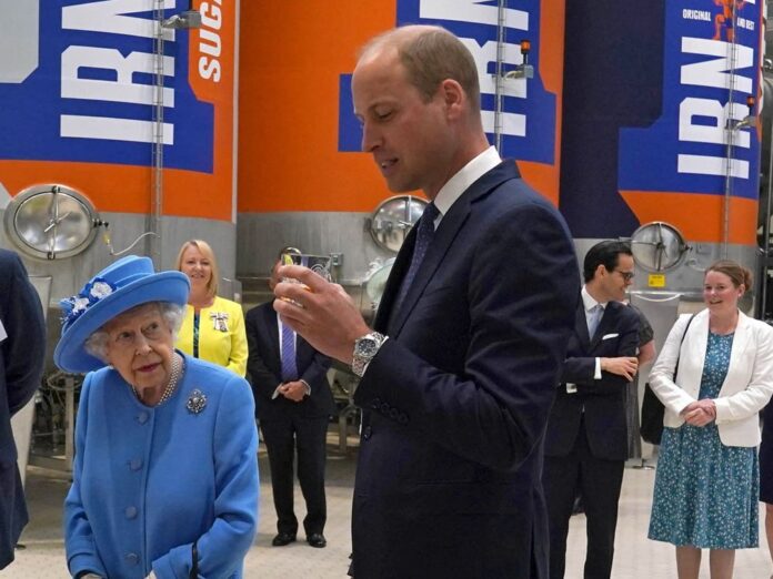 Die Queen und ihr Enkel Prinz William in der Fabrik des Softdrink-Herstellers.