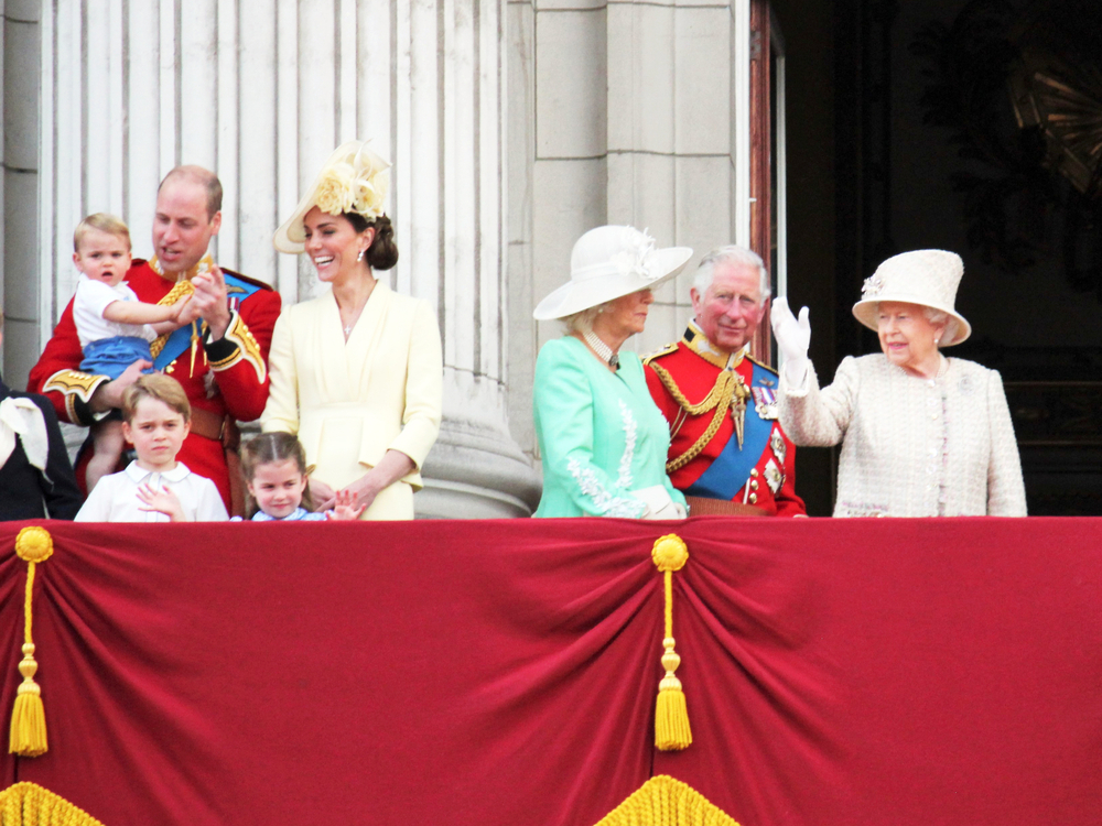 Die Queen (r.) mit weiteren Mitgliedern der königlichen Familie bei der "Trooping the Colour"-Parade im Jahr 2019