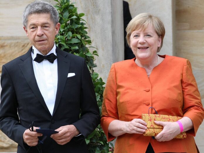 Angela Merkel mit ihrem Ehemann Joachim Sauer bei den Bayreuther Festspielen 2021.