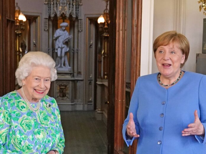 Mächtige Frauen unter sich: Queen Elizabeth II. (l.) und Angela Merkel.
