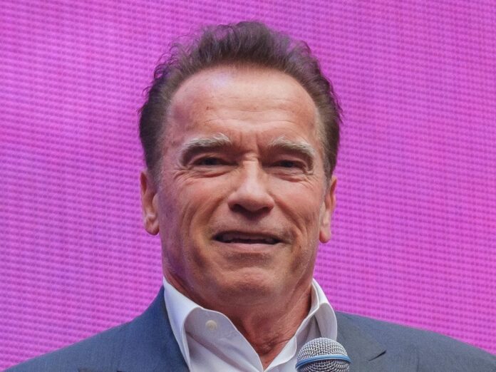 Arnold Schwarzenegger hat sein Talent an der Orgel gezeigt.