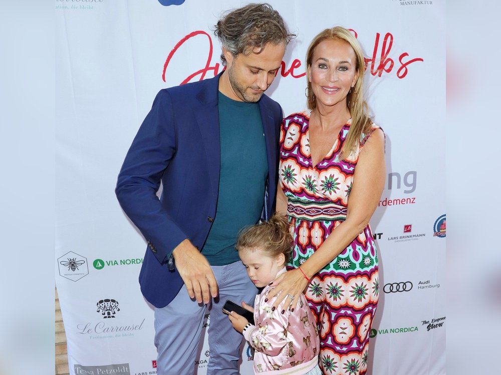 Noch sehr schüchtern zeigte sich die vierjährige Tochter von Caroline Beil und ihrem Mann Philipp-Marcus Sattler auf dem roten Teppich.