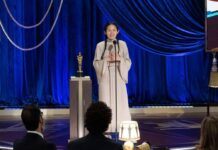Chloé Zhao bei den Oscars 2021 während der Verleihung des Regiepreises.