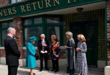 Queen Elizabeth II. traf bei ihrem Set-Besuch auch auf Darsteller der Soap "Coronation Street".