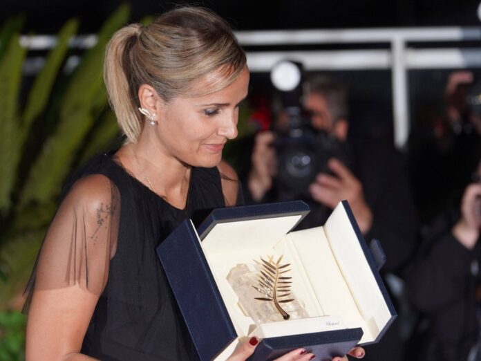 Julia Ducournau mit ihrer Goldenen Palme nach dem Triumph in Cannes.