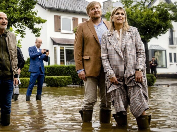 König Willem-Alexander und Königin Máxima zeigen sich bestürzt über die Lage in Valkenburg.