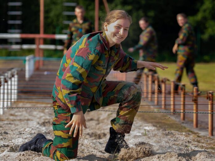 Kronprinzessin Elisabeth von Belgien trainiert an der Königlichen Militärakademie.