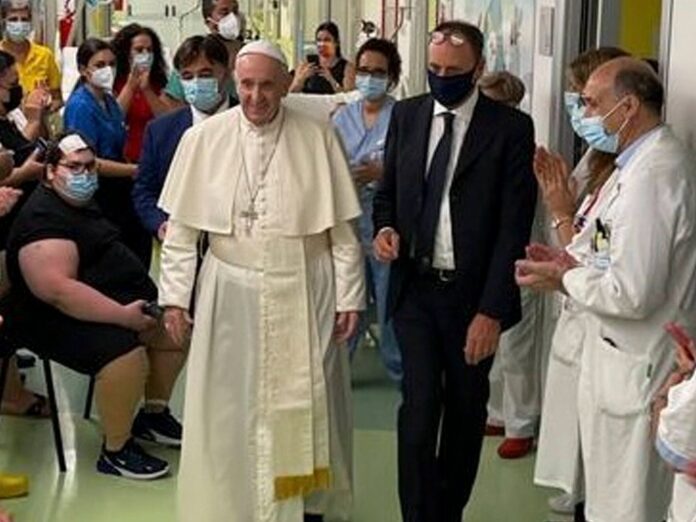 Vor seiner Entlassung besuchte Papst Franziskus noch die Kinderkrebsstation des Krankenhauses.