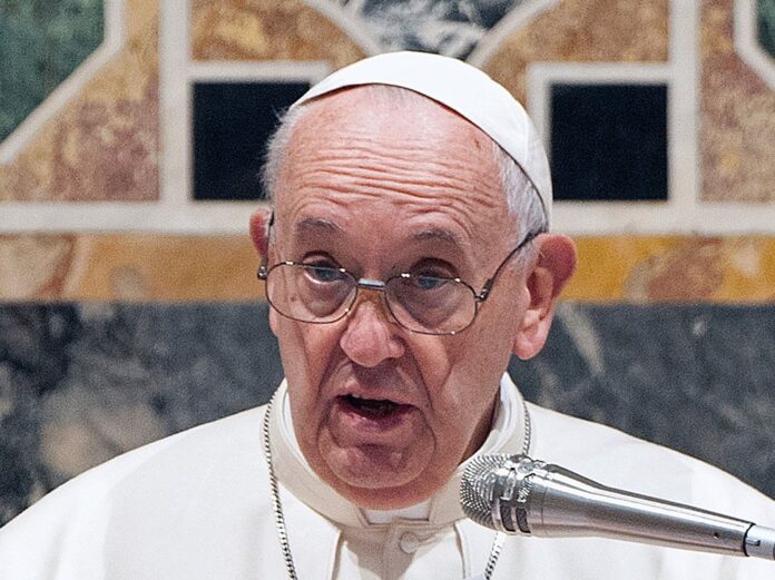 Papst Franziskus muss sich einer Darm-OP unterziehen.