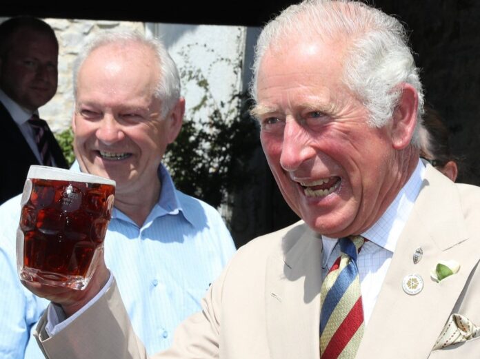 Prinz Charles mit seinem Bier in Iddesleigh