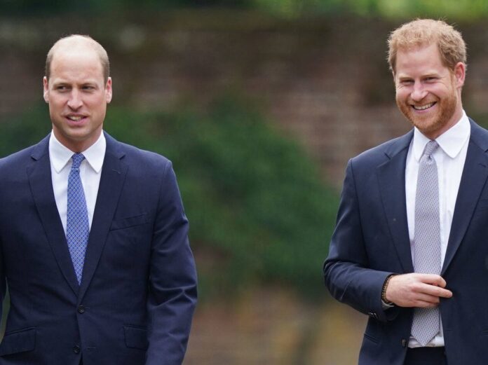 Prinz William (l.) und Bruder Harry am 1. Juli auf dem Gelände des Kensington-Palasts.