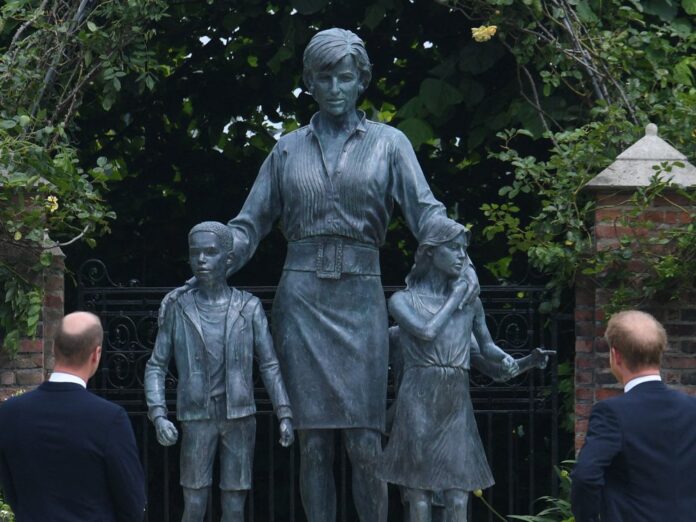 Prinz William (li.) und Prinz Harry vor der Diana-Statue.