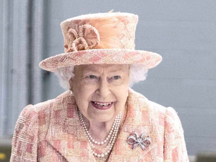Die Queen drückt der englischen Fußballnationalmannschaft die Daumen.