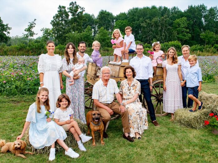König Carl XVI. Gustaf (Mitte) freut sich über das Wiedersehen mit seiner ganzen Familie.