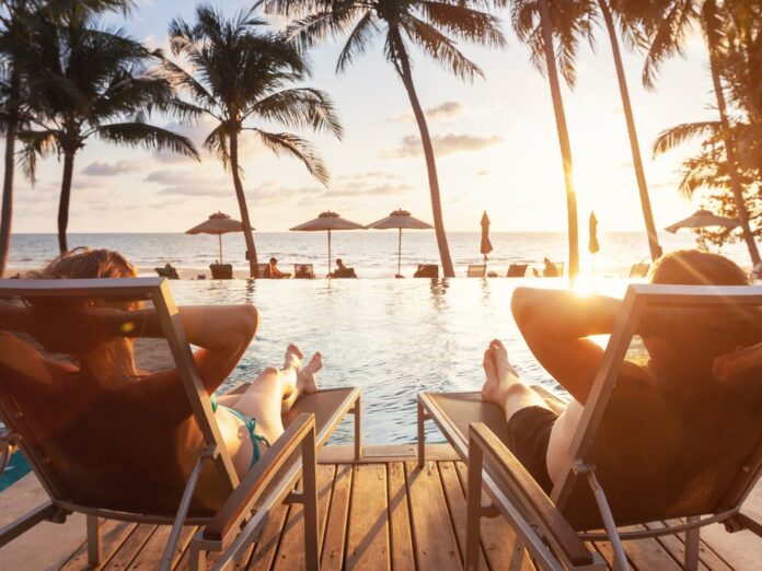 Entspannt am Pool des Hotels den Sonnenuntergang genießen: In Pauschalreisen ist das häufig inbegriffen.