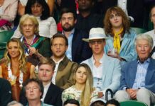 Benedict Cumberbatch (mit Hut) und Olly Murs (links daneben) in Wimbledon