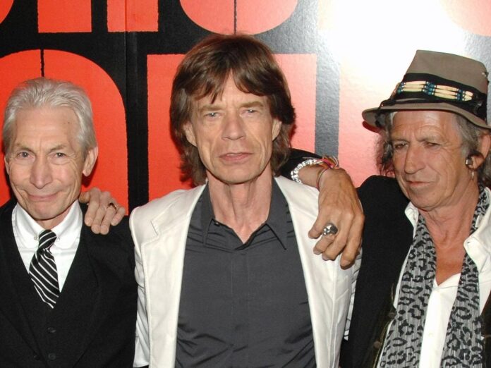 Mick Jagger (M.) und Keith Richards (re.) trauern um Charlie Watts.