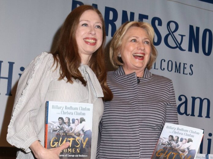 Chelsea (l.) und Hillary Clinton 2019 bei der Vorstellung ihres gemeinsamen Buches 