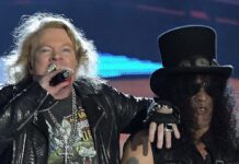 Axl Rose (l.) und Slash von Guns N' Roses während eines Auftritts.