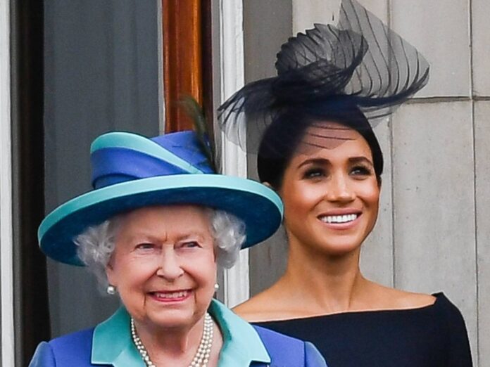 Herzogin Meghan und die Queen auf dem Balkon des Buckingham Palasts.