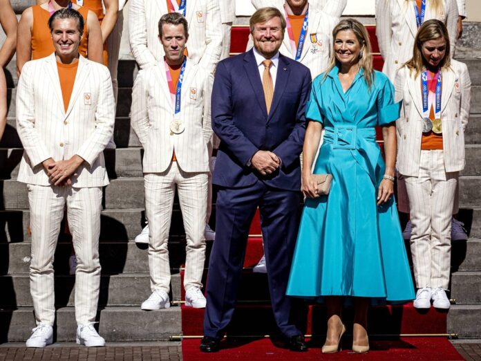 Máxima und Willem-Alexander mit den Athleten auf den Stufen des Königlichen Palasts Noordeinde.