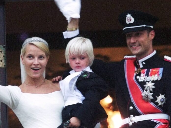 Kronprinzessin Mette-Marit mit Sohn Marius und Kronprinz Haakon von Norwegen am 25. August 2001.