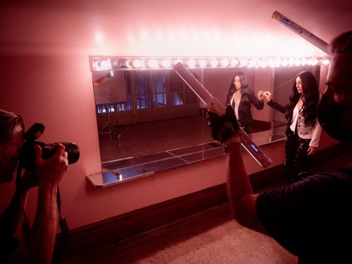 Bryan Adams fotografiert Cher für den Pirelli-Kalender 2022.
