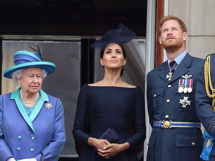Die Queen mit Herzogin Meghan und Prinz Harry auf dem Balkon des Buckingham Palasts.